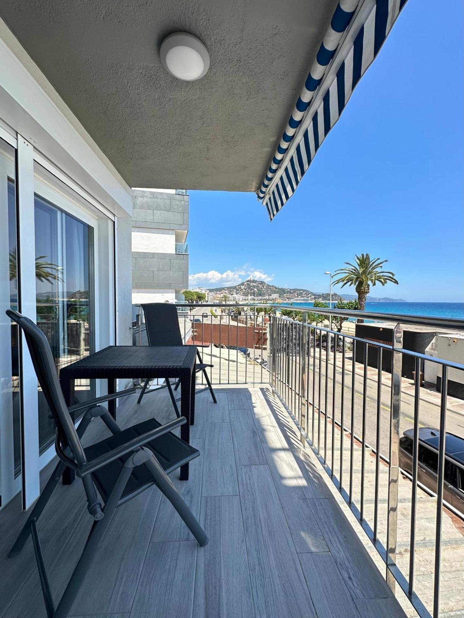 Estudio Con Impresionantes Vistas Al Mar Blanes Esterno foto
